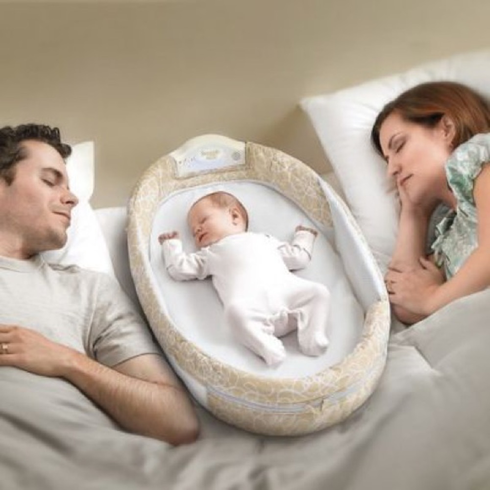 Snuggle Nest Co-Sleeper with 2 Sets of Sheets